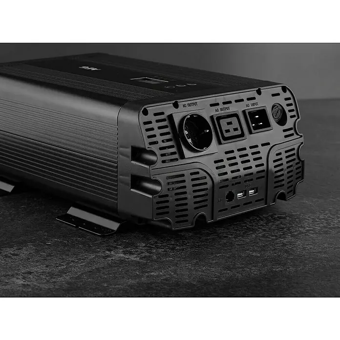 AEG Spannungswandler Sinus - 3.000 W - Das Bild zeigt einen Wechselrichter mit verschiedenen AC-Ausgängen, einem AC-Eingang und USB-Anschlüssen auf einer dunklen Oberfläche.