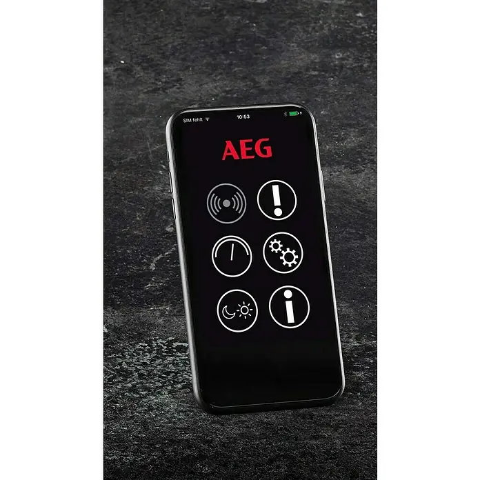 AEG Spannungswandler Sinus - 3.000 W - Nahaufnahme eines Smartphones mit AEG-App-Oberfläche vor einem dunklen, strukturierten Hintergrund.