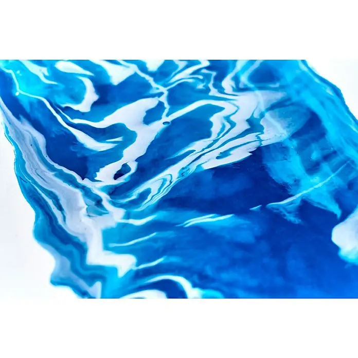 Liquitex Professional Gießmedium Gloss - 473 ml, Transparent - Abstraktes Kunstwerk mit blauen und weißen Marmorwirbeln, die ein beruhigendes und modernes Erscheinungsbild erzeugen.