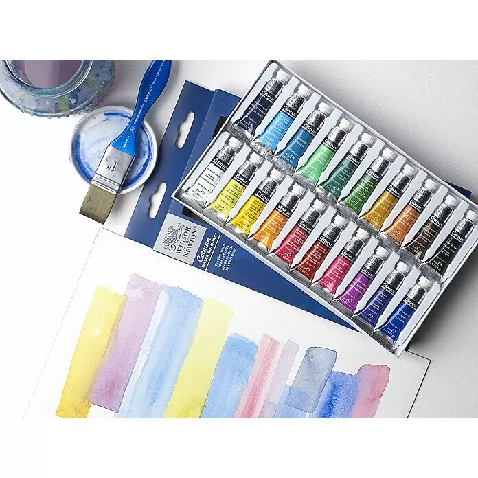 Winsor & Newton Cotman Aquarellfarben-Set - 20 Stk. x 5 ml, Tube - Winsor & Newton Cotman Aquarell-Set mit 20 Tuben in verschiedenen Farben, einem blauen Pinsel und Farbmustern auf Papier.