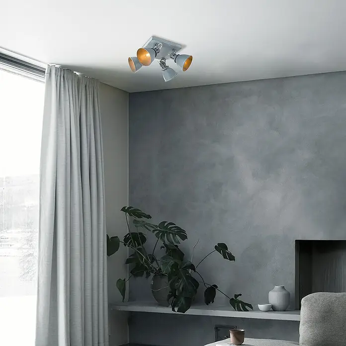 Home Sweet Home LED-Deckenstrahler Fama - 5 W, L x B x H: 23 x 23 x 20,5 cm, Beton, Warmweiß, 4 Stk. - Eine quadratische Deckenleuchte mit vier Strahlern in Grau und Gold, die ein warmes Licht in einem modern eingerichteten Raum verbreitet.