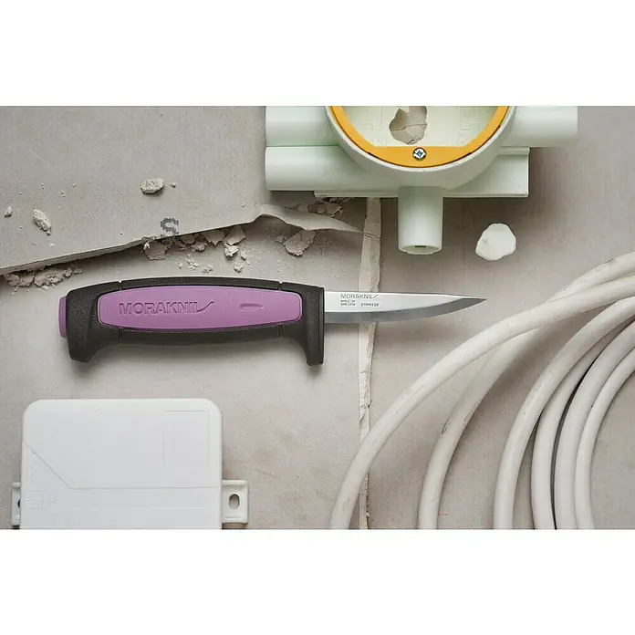 Morakniv Messer Pro Precision - Klingenlänge: 75 mm, Klingenstärke: 2 mm, Net Weight (SAP): 90 g - Nahaufnahme eines Moraknil Messers mit lila Griff, platziert auf einer rauen Oberfläche mit Kabeln und Installationsmaterial.