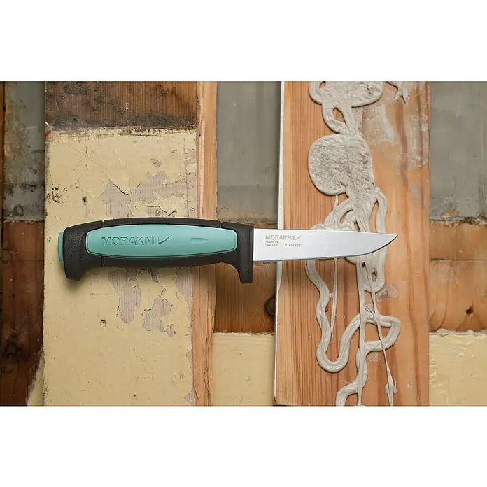 Morakniv Universalmesser Pro Flex Sealed - Klingenlänge: 88 mm, Klingenbreite: 20 mm - Nahaufnahme eines Moraknil Messers mit hellblauem Griff, liegend auf einer Werkbank. Hervorragende Qualität und ein tolles Design.