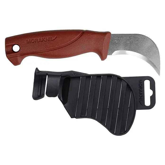Morakniv Messer Roofing Felt - Klingenstärke: 2 mm, Rot - Abgebildet ist ein Morakniv-Hakenmesser mit braunem Griff und einer schwarzen Kunststoffscheide. Ideal für Holzarbeiten und Schnitzprojekte.