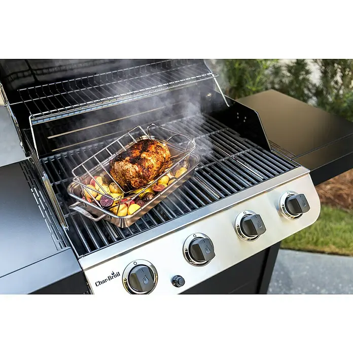 Char-Broil Spare-Rib-Halter Grill+ - Edelstahl, L x B x H: 35 x 21,1 x 11,1 cm - Ein Char-Broil Grill mit Braten und Kartoffeln darauf. Der Grill ist aus Edelstahl und hat drei Brenner.