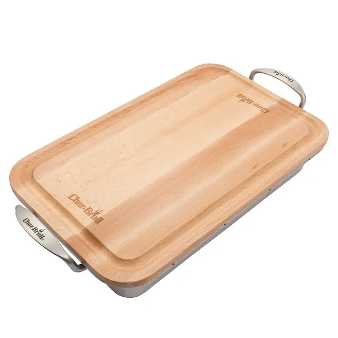 Char-Broil Grillschale Grill+ - Holz, L x B x H: 42,5 x 23,6 x 8,6 cm - Ein rechteckiges Char-Broil Schneidebrett mit Griffen aus Holz und Metall, ideal zum Zubereiten von Speisen beim Grillen.