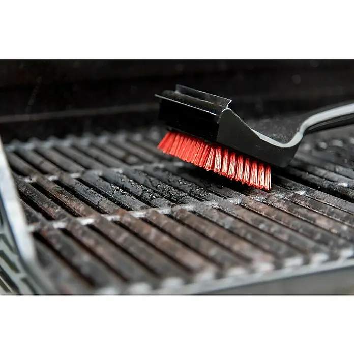 Char-Broil Grillbürste Cool-Clean Premium - 45 cm - Reinigung einer Grillfläche mit einer Grillbürste. Die Bürste hat rote Borsten und einen schwarzen Griff für die mühelose Reinigung.
