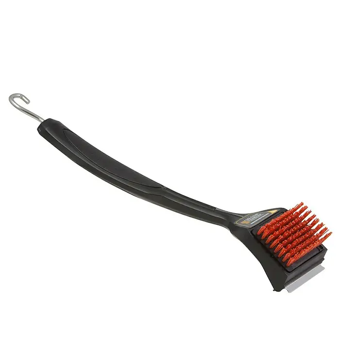 Char-Broil Grillbürste Cool-Clean Premium - 45 cm - Eine Grillbürste mit rotem Bürstenkopf, schwarzem Griff und einem Metallschaber. Ideal für die Reinigung von Grillrosten.
