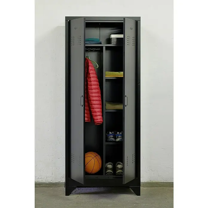 Metall-Mehrzweckschrank - L x B x H: 40 x 80 x 190 cm, Anzahl Türen: 2 Stk. - Schwarzer Spind mit geöffneten Türen, gefüllt mit Jacke, Basketball und Schuhen. Praktische Aufbewahrung für Sport und Freizeit.