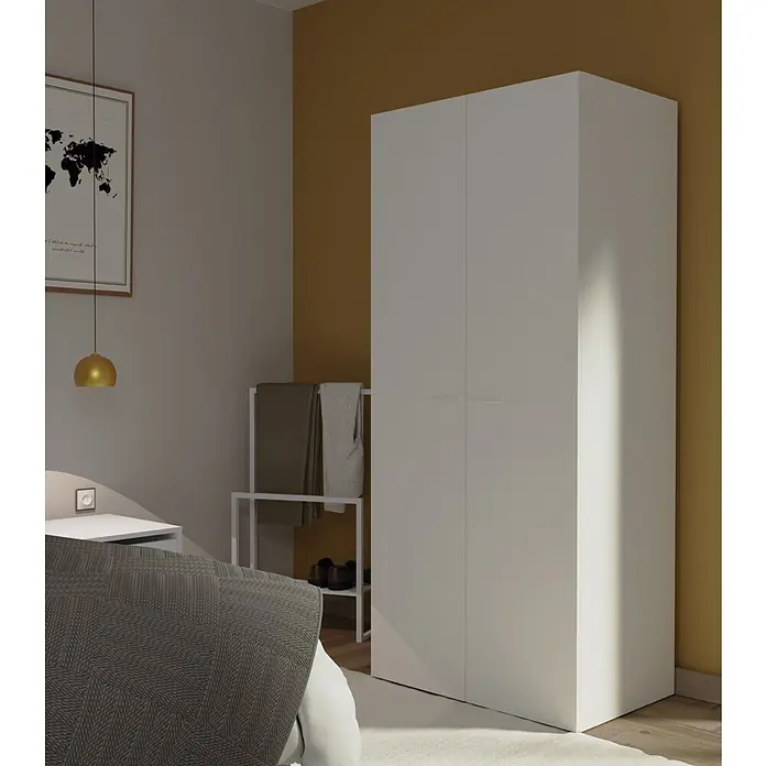 Muebles Pitarch Tibet Armario para ropa y zapatero - Blanco - Un armario moderno, blanco, de dos puertas en un dormitorio con decoración minimalista.