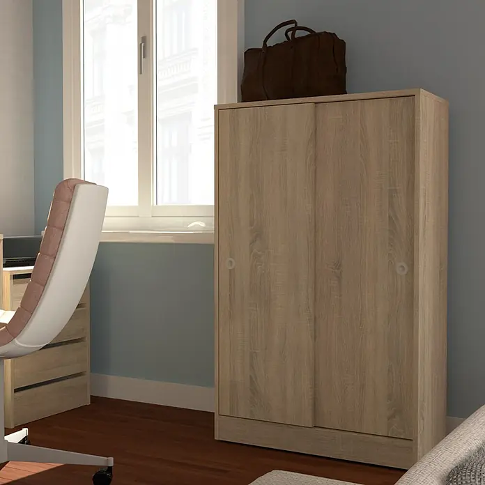 Muebles Pitarch Tibet Armario multiusos de madera - L x An x Al: 33 x 74 x 120 cm, Roble cambrian - Un espacioso armario de madera clara con puertas correderas y una bolsa de viaje marrón encima, ideal para organizar la ropa.