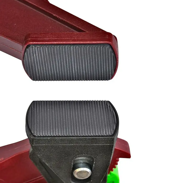 Piher Tornillo de apriete monomanual Light Pal - Anchura de sujeción: 300 mm, Fuerza de tensión: 1.177 N - Primer plano de unos alicates con almohadillas de goma acanaladas para un agarre seguro, ideal para trabajos de precisión.