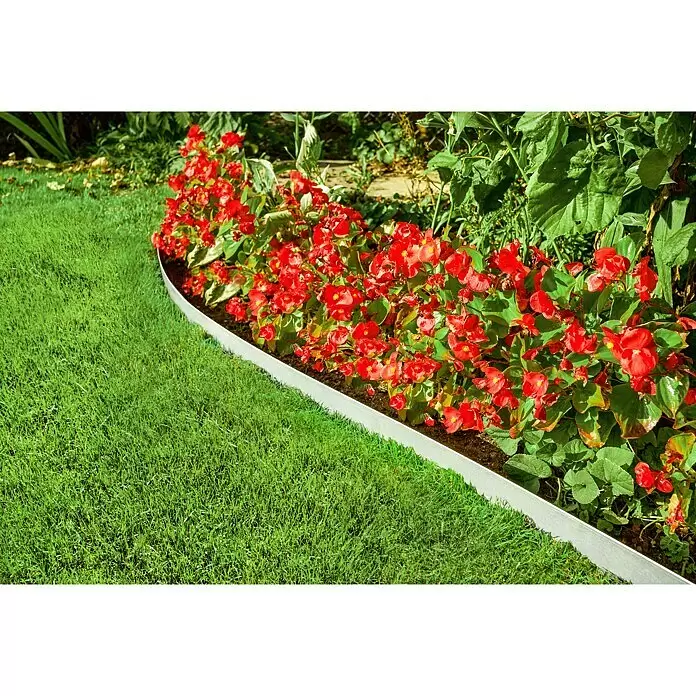 Gardol Rasenkante - 4 Stk., 118 x 13 cm, Grau - Metallische Beeteinfassung trennt eine grüne Rasenfläche von einem Blumenbeet mit leuchtend roten Blüten.