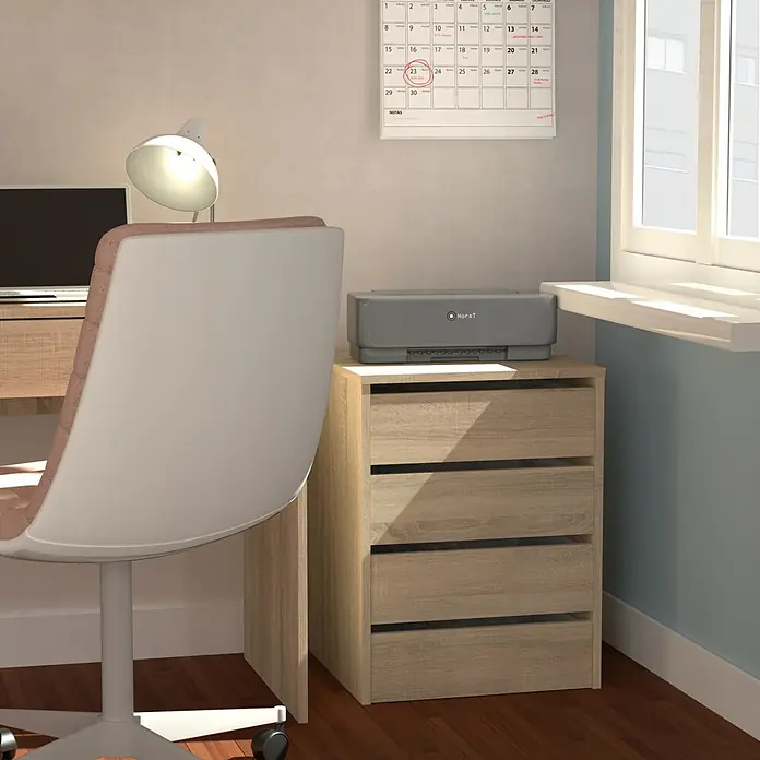 Muebles Pitarch Turín Cajonera - L x An x Al: 45 x 46 x 63,5 cm, Número de cajones: 4 ud., Roble cambrian - Configuración de oficina con escritorio, silla, calendario y una impresora Horst gris colocada en un cajón de madera.