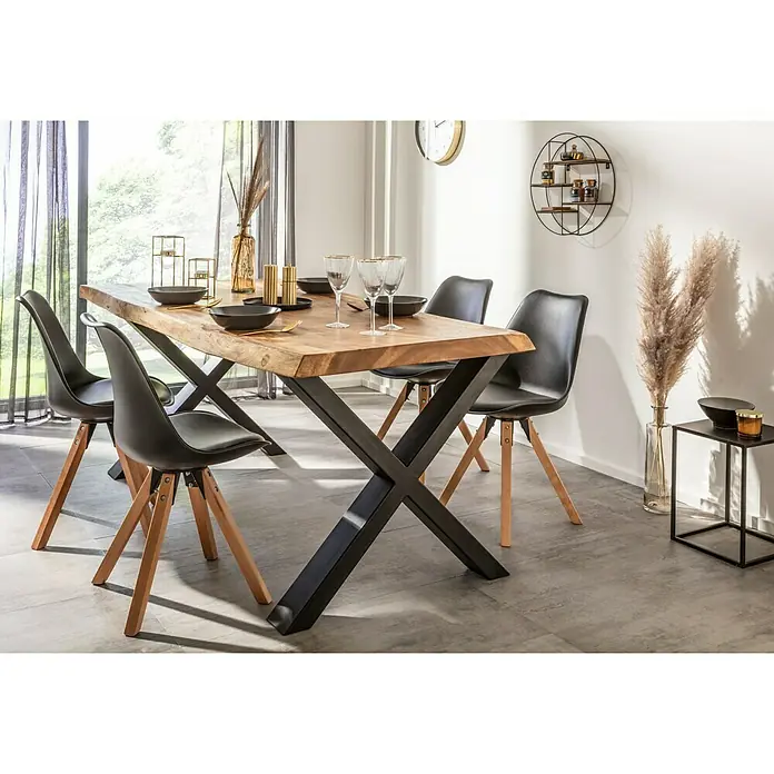 Pur Iternal Black Edition Tischbein Strong - 900 x 180 x 712 mm, Schwarz, X-Form, Passend für: Tischplatten Breite ≥ 100 cm, 2 Stk. - Einladender Essbereich mit einem Holztisch mit X-förmigem Gestell und schwarzen Stühlen.