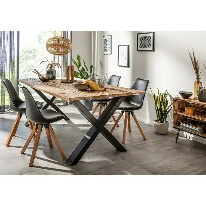 Pur Iternal Black Edition Tischbein Strong - 900 x 180 x 712 mm, Schwarz, X-Form, Passend für: Tischplatten Breite ≥ 100 cm, 2 Stk. - Rustikaler Esstisch mit schwarzem X-förmigem Gestell und vier modernen Stühlen in einem stilvollen Esszimmer.