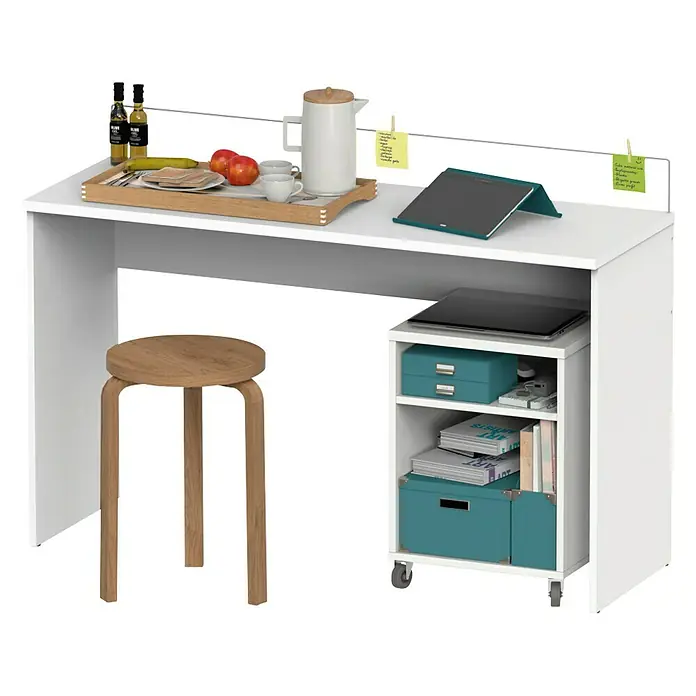 Muebles Pitarch Mesa de escritorio Haley - L x An x Al: 45 x 131,5 x 77 cm, Blanco - Un escritorio blanco con almacenamiento, decorado con utensilios de cocina y un taburete, ofrece un espacio de trabajo elegante.
