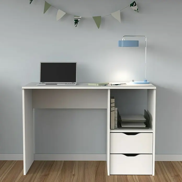 Muebles Pitarch Mesa de escritorio y cajonera Eko - 2 pzs., Blanco - Un escritorio blanco con cajones y un portátil encima. El escritorio también tiene una lámpara y algunos libros.
