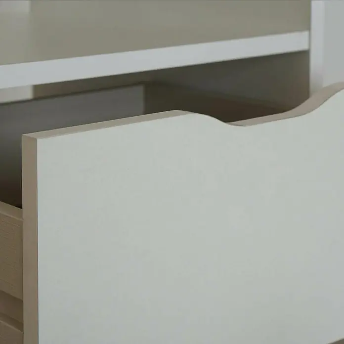 Muebles Pitarch Eko Mesa de escritorio - L x An x Al: 50 x 115 x 76 cm, Blanco - Primer plano de un cajón con acabado gris, parcialmente abierto, que muestra la suave curva del tirador del cajón.
