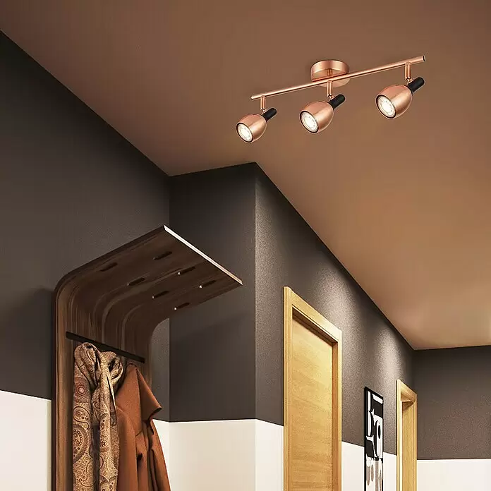 Home Sweet Home LED-Deckenstrahler Novi - 5,8 W, L x B x H: 9,5 x 46 x 17,6 cm, Kupfer, Warmweiß - Roségoldene Schienenleuchte mit drei verstellbaren Strahlern an einer Flurdecke.