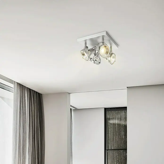 Home Sweet Home LED-Deckenstrahler Yaya - 5,8 W, L x B x H: 23 x 23 x 15,5 cm, Silber, Warmweiß, 4 Stk. - Nahaufnahme einer modernen, quadratischen Deckenleuchte mit vier Strahlern in einem hellen Raum.