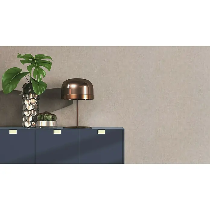 Rasch Factory 4 Vliestapete - Braun, Uni, 10,05 x 0,53 m - Nahaufnahme einer stilvollen Anrichte mit Dekor, darunter eine moderne Lampe, eine Pflanze im Topf und eine dekorative Vase.