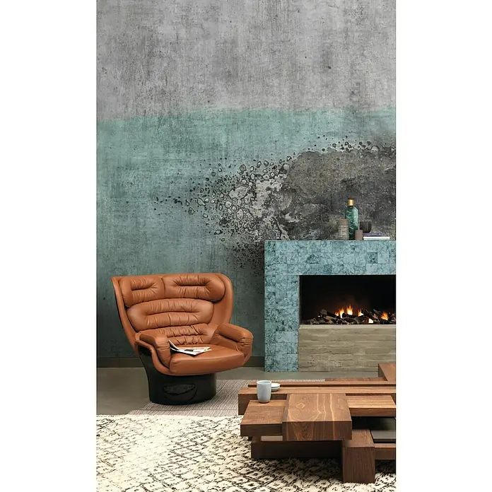Rasch Factory 4 Fototapete Digitaldruck Betrongrau-Optik - 250 x 300 cm - Einladender Wohnbereich mit einem braunen Ledersessel, einem modernen Couchtisch und einem stilvollen Kamin für gemütliche Stunden.