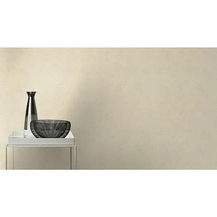Rasch Kimono Vliestapete - Beige, Uni, 10,05 x 0,53 m - Dekorative Anordnung mit einer schlanken Vase und einer filigranen Schale auf einem modernen Beistelltisch. Stilvolle Akzente für ein elegantes Ambiente.