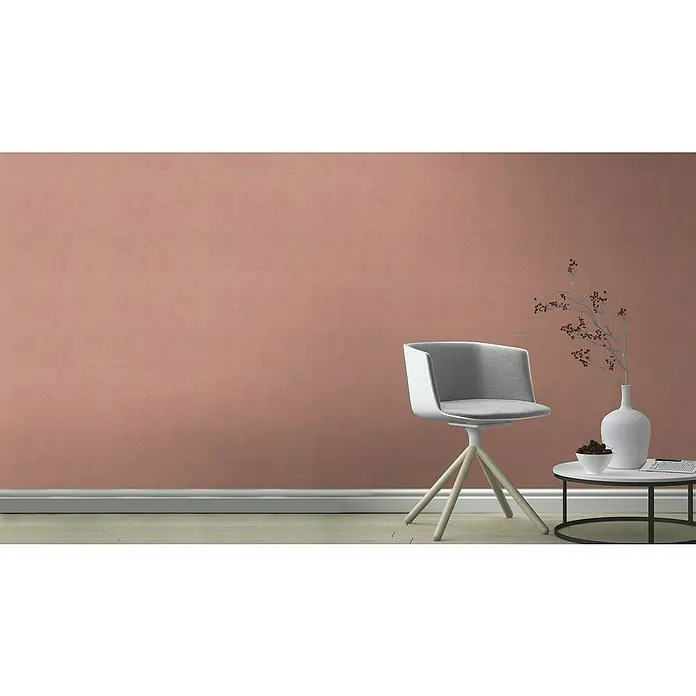 Rasch Kimono Vliestapete - Rosa, Uni, 10,05 x 0,53 m - Einrichtungselement mit einem eleganten, grauen Stuhl, einem Beistelltisch mit Dekorationen und einer Vase mit einem dekorativen Zweig.