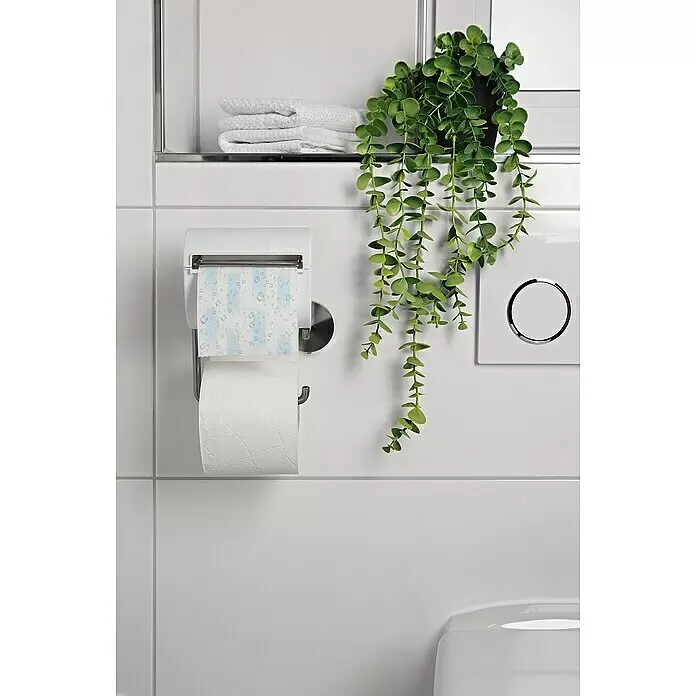 Toilettenpapierbefeuchter bideo - Weiß/Chrom, Glänzend - Weißer Toilettenpapier- und Feuchttuchspender an einer Badezimmerwand, mit einer Rolle Feuchttücher und Toilettenpapier.