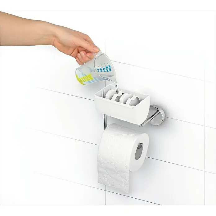 Toilettenpapierbefeuchter bideo - Weiß/Chrom, Glänzend - Ein Badezimmer-Accessoire wird mit Wasser befüllt, bestehend aus einem Toilettenpapierhalter mit Ablage für WC-Reiniger-Tabs.
