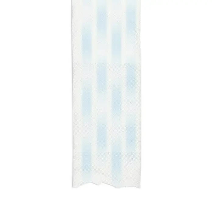 Toilettenpapierbefeuchter bideo - Weiß/Chrom, Glänzend - Nahaufnahme eines weißen Papiertuchs mit blassblauen Streifen, das für Hygiene und Sauberkeit verwendet wird.
