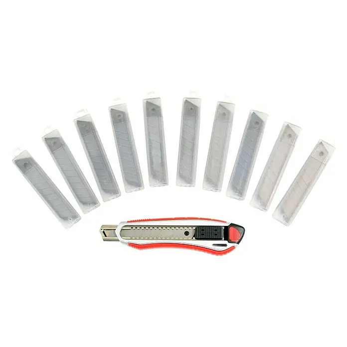 Wisent Cuttermesser - 101 -tlg., Klingenbreite: 18 mm, Silber/Rot - Das Bild zeigt ein Cuttermesser mit rotem Griff, umgeben von mehreren Ersatzklingen in transparenten Kunststoffbehältern.