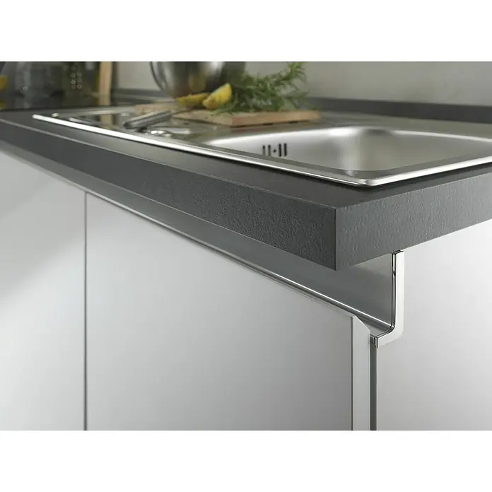 Marinelli Cucine Vormontierte Küchenzeile Giulia - Breite: 275 cm, Weiß, Mit Elektrogeräten, Dekor Arbeitsplatte: Marmoroptik, Spüle links - Nahaufnahme einer modernen Küchenspüle mit grauer Arbeitsplatte und weißen Schränken, die ein stilvolles und funktionales Design zeigt.