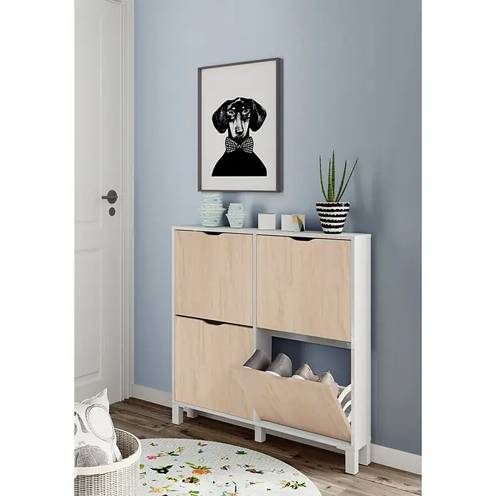 Muebles Pitarch Zapatero Kay - L x An x Al: 17 x 97 x 98 cm, Roble, Número de compartimentos: 4 ud. - Un elegante mueble zapatero de cuatro compartimentos en un pasillo, decorado con un retrato de perro y plantas.