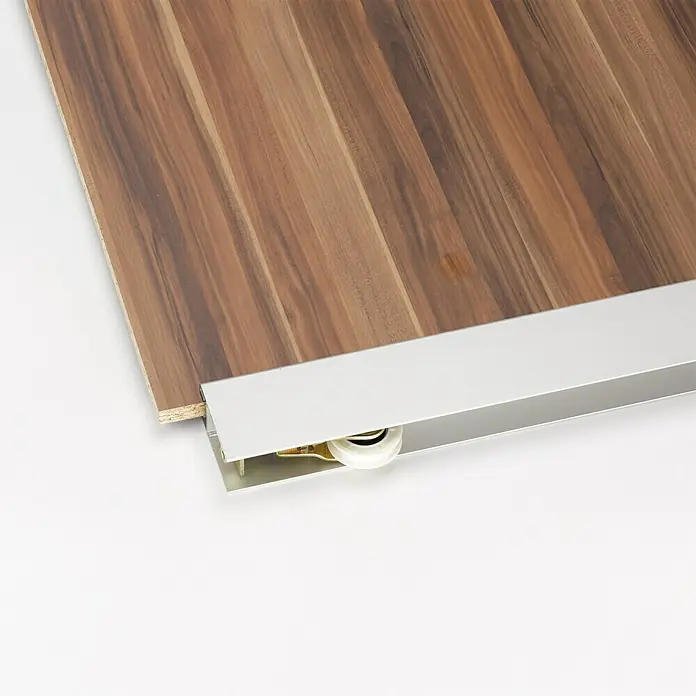 Room Plaza Easy Sockelprofil - Passend für: Room Plaza Easy Schiebetür-Bau-Sets, 1.200 mm, Silber - Detailansicht einer Schublade mit Holzmuster und silberfarbenem Auszugssystem.