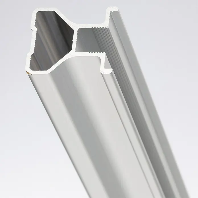 Room Plaza Easy Griffprofil - Passend für: Room Plaza Easy Schiebetür-Bau-Sets, 2.550 mm, Silber - Nahaufnahme eines Aluminiumprofils mit komplexer Form, das für Konstruktionszwecke verwendet wird. Silberne Oberfläche und markante Rillenmuster sichtbar.