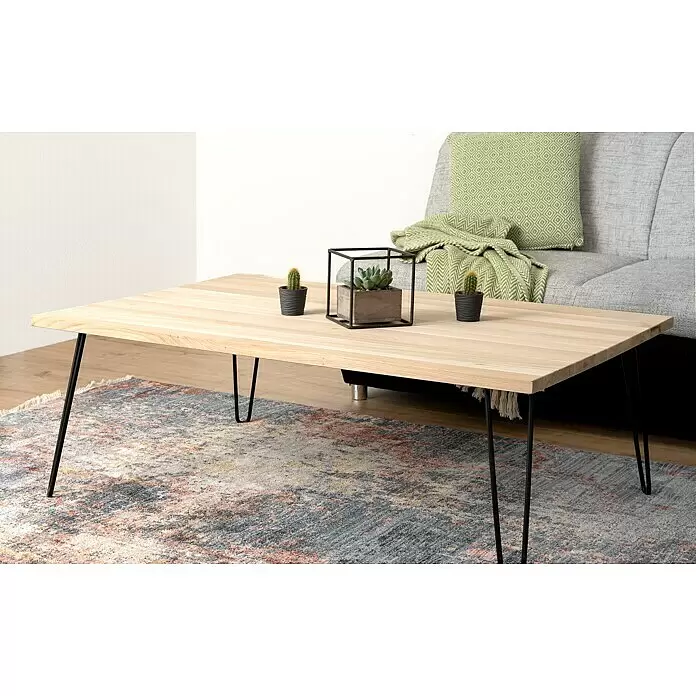 Tischplatte - Eiche, 120 x 80 x 2,6 cm - Couchtisch aus hellem Holz mit schwarzen Haarnadelbeinen in einem modernen Wohnzimmer, mit kleinen Topfpflanzen dekoriert.