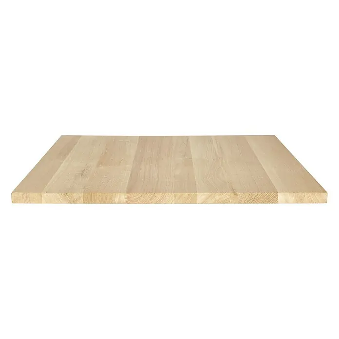 Tischplatte - Eiche, 80 x 80 x 2,6 cm - Eine rechteckige Arbeitsplatte aus hellem Holz, bestehend aus mehreren schmalen Holzstücken, vor einem schwarzen Hintergrund.