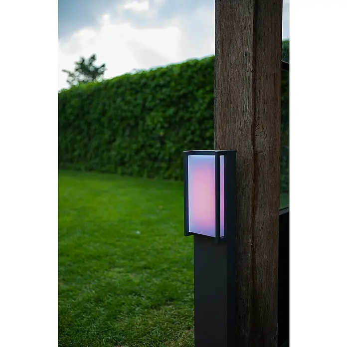 Lutec Aplique exterior LED Qubo - 15 W, 11 x 7,1 x 22 cm, Gris oscuro, IP54 - Luz exterior moderna con función de cambio de color, montada en un poste de madera rústico, que ilumina con estilo el jardín y sus alrededores.
