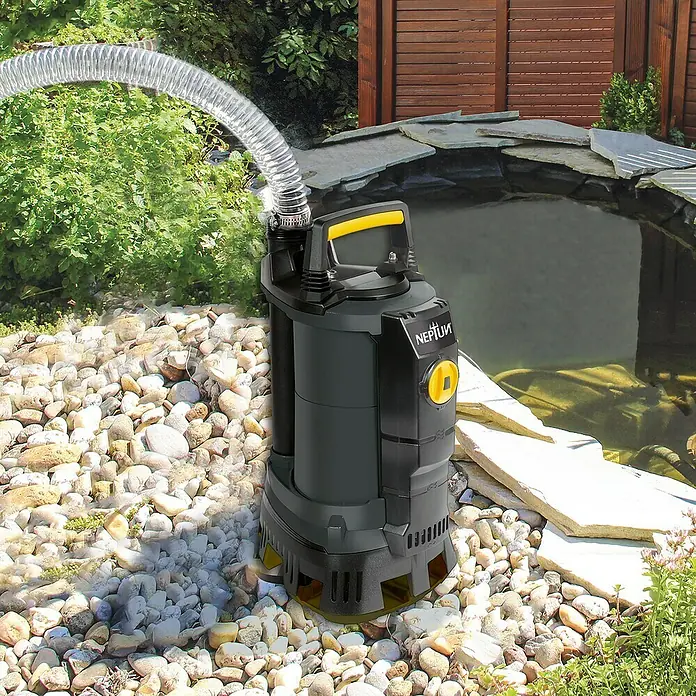 Neptun Schmutzwasserpumpe NSP-E 70 SENSOR - 700 W, Max. Fördermenge: 17.600 l/h, Eintauchtiefe: 5 m - Neptun Schmutzwasserpumpe mit gelbem Knopf und transparentem Schlauch vor einem Teich.