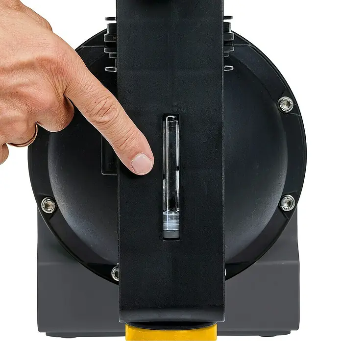 Neptun Gartenpumpe NGP-E 120 - 1.200 W, Max. Fördermenge: 4.600 l/h - Nahaufnahme eines Ölschauglases an einem schwarzen Gerät, das von einer Hand berührt wird.