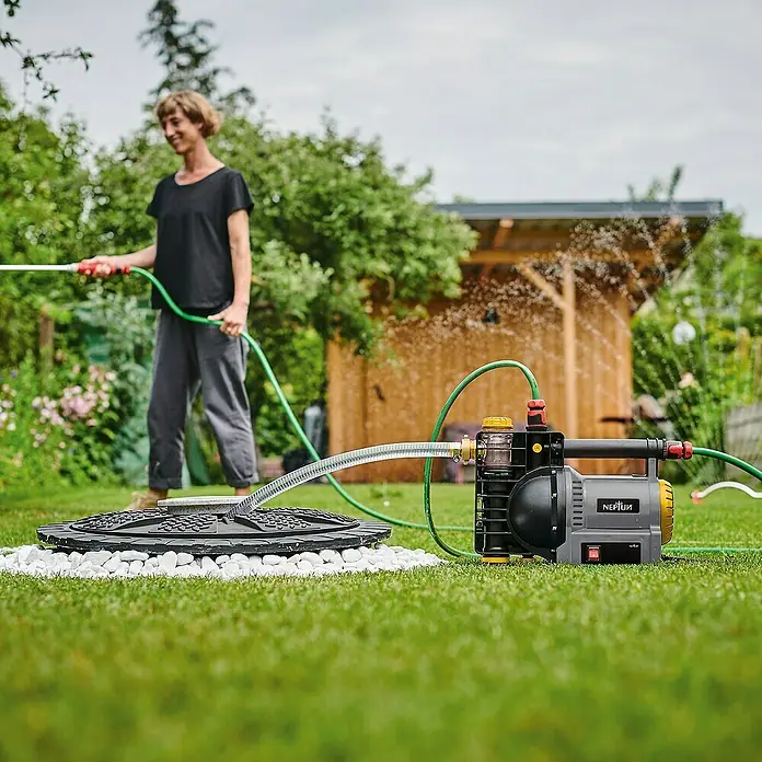 Neptun Gartenpumpe NGP-E 120 - 1.200 W, Max. Fördermenge: 4.600 l/h - Die Neptun Gartenpumpe im Einsatz: Bewässerung leicht gemacht! Die Pumpe ist an eine Wasserquelle angeschlossen und versorgt den Garten mit Wasser.