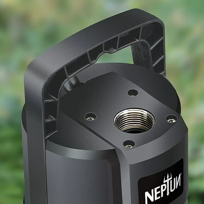 Neptun Drucktauchpumpe NTP-E 110 AUTOMATIC - 1.100 W, Max. Fördermenge: 6.000 l/h - Dunkelgraue Tauchpumpe mit integriertem Griff und Gewindeanschluss aus Metall oben. NEPTUN-Logo sichtbar.