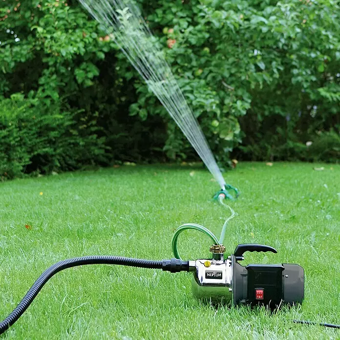 Neptun Gartenpumpe NGP-E 100 SET - 1.000 W, Max. Fördermenge: 4.600 l/h - Edelstahl- und schwarze Wasserpumpe, an Schlauch und Sprinkler zur Pflanzenbewässerung angeschlossen.