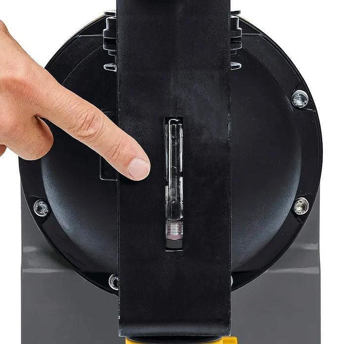 Neptun Hauswasserautomat NHA-E 120 - 1.200 W, Max. Fördermenge: 4.600 l/h, Max. Druck: 5 bar - Detailaufnahme eines Ölstandanzeigers an einem Gerät, hervorgehoben durch einen Finger, der darauf zeigt.