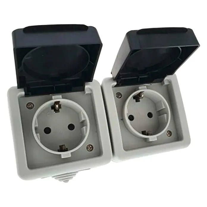 Fontini Enchufe para estancias con humedad 16 A - Negro/Blanco, 250 V - La imagen muestra dos enchufes grises con cubiertas negras abiertas diseñadas para uso en exteriores.