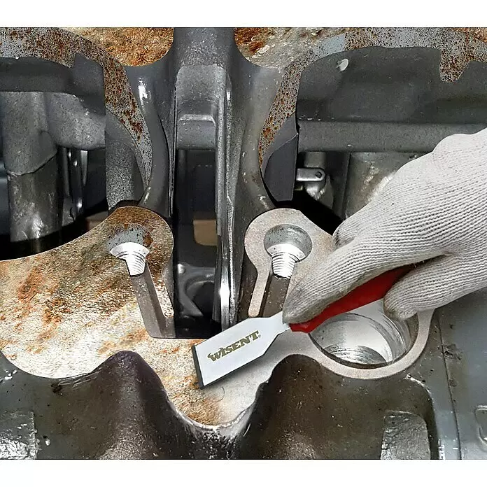 Wisent Hartmetall-Schaber - Klingenbreite: 32 mm, Länge: 200 mm, Rot - Behandschuhte Hand verwendet Wisent Schaber mit rotem Griff zum Reinigen eines rostigen Metallteils.