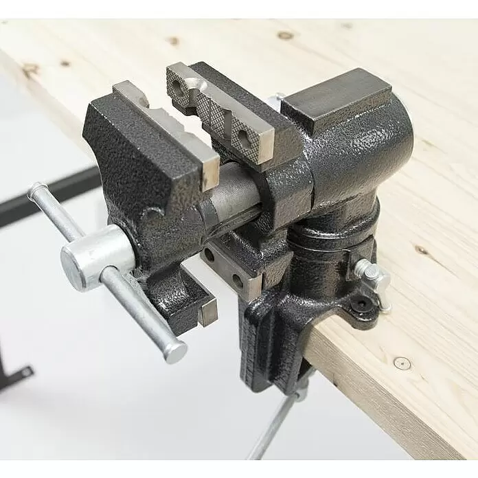 Wisent Multi-Schraubstock - Spannweite: 50 mm, Metall - Schwarzer Metall-Schraubstock fest an einer Holzwerkbank geklemmt.