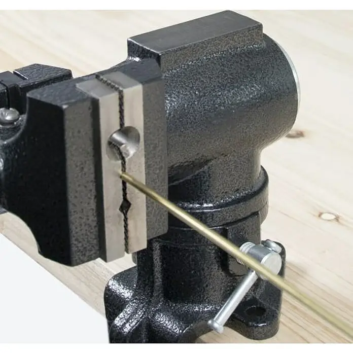 Wisent Multi-Schraubstock - Spannweite: 50 mm, Metall - Eine robuste, schwarze Werkbank-Schraubstock hält eine goldene Stange fest, ideal für präzise Arbeiten und sicheren Halt in der Werkstatt.